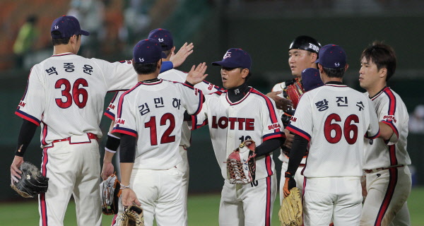 승리를 위해 마무리 등판한 김승회선수의 역투모습